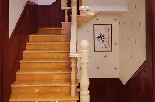 乌审中式别墅室内汉白玉石楼梯的定制安装装饰效果